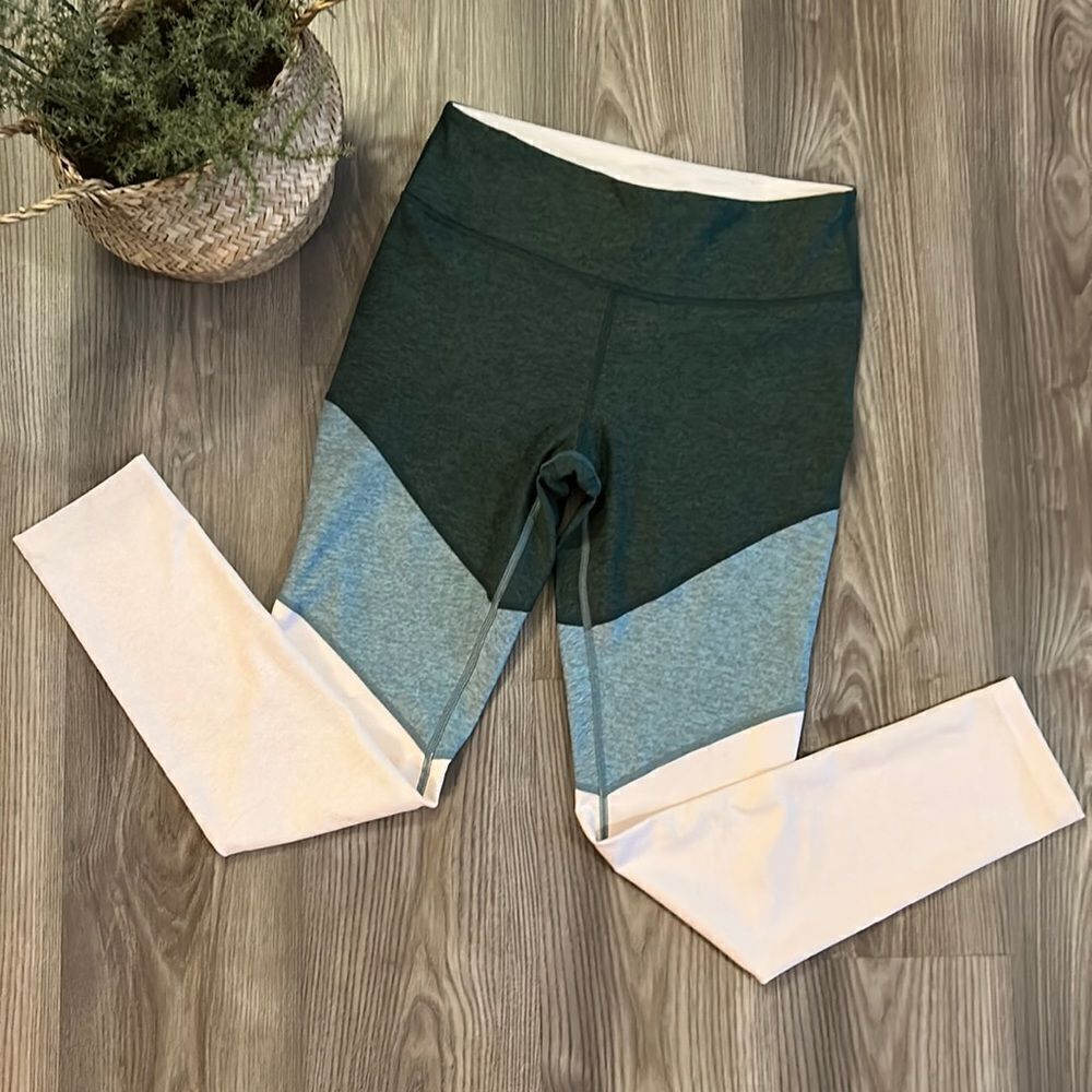 OUTDOOR VOICES GREEN AND PINK ATHLETIC WORKOUT LEGGINGS SIZE MEDIUM